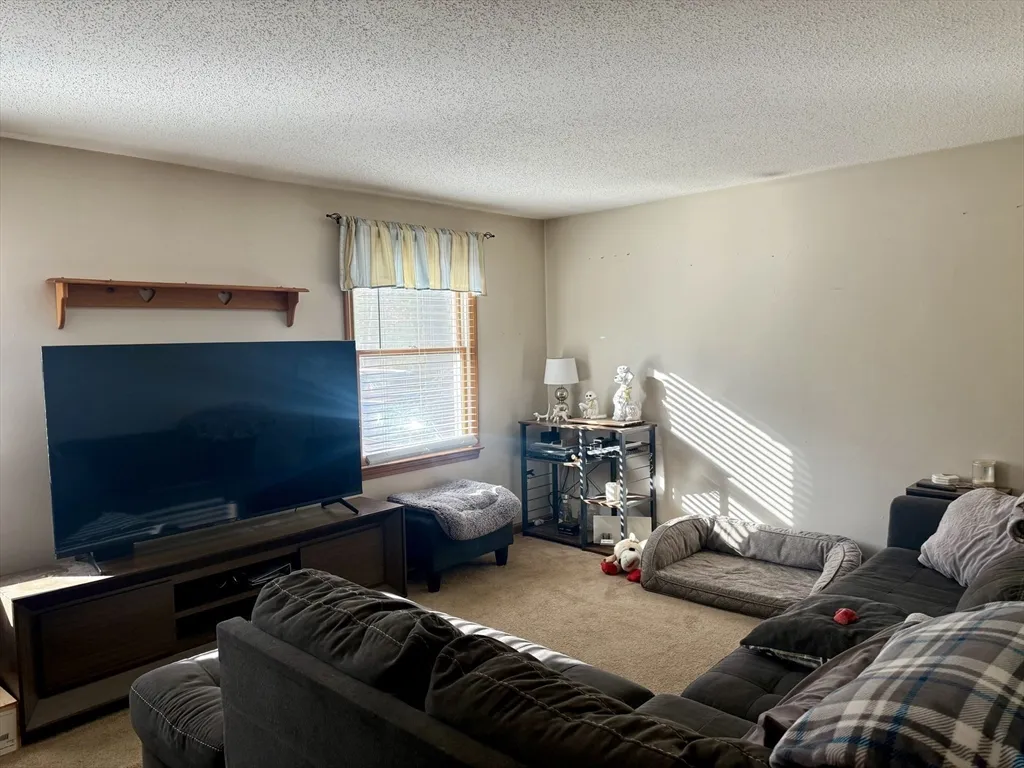 567 Mendon Rd, Attleboro