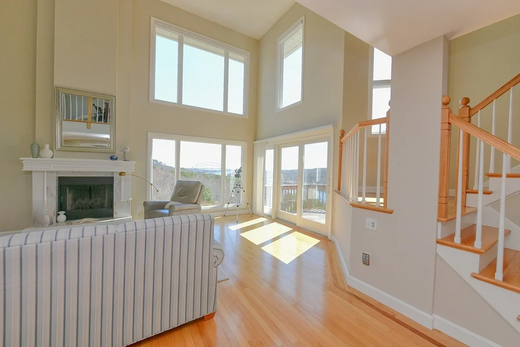 4 Bittersweet Ln, Buzzards Bay