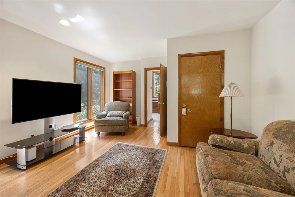 4 Crestview Ln, Milton