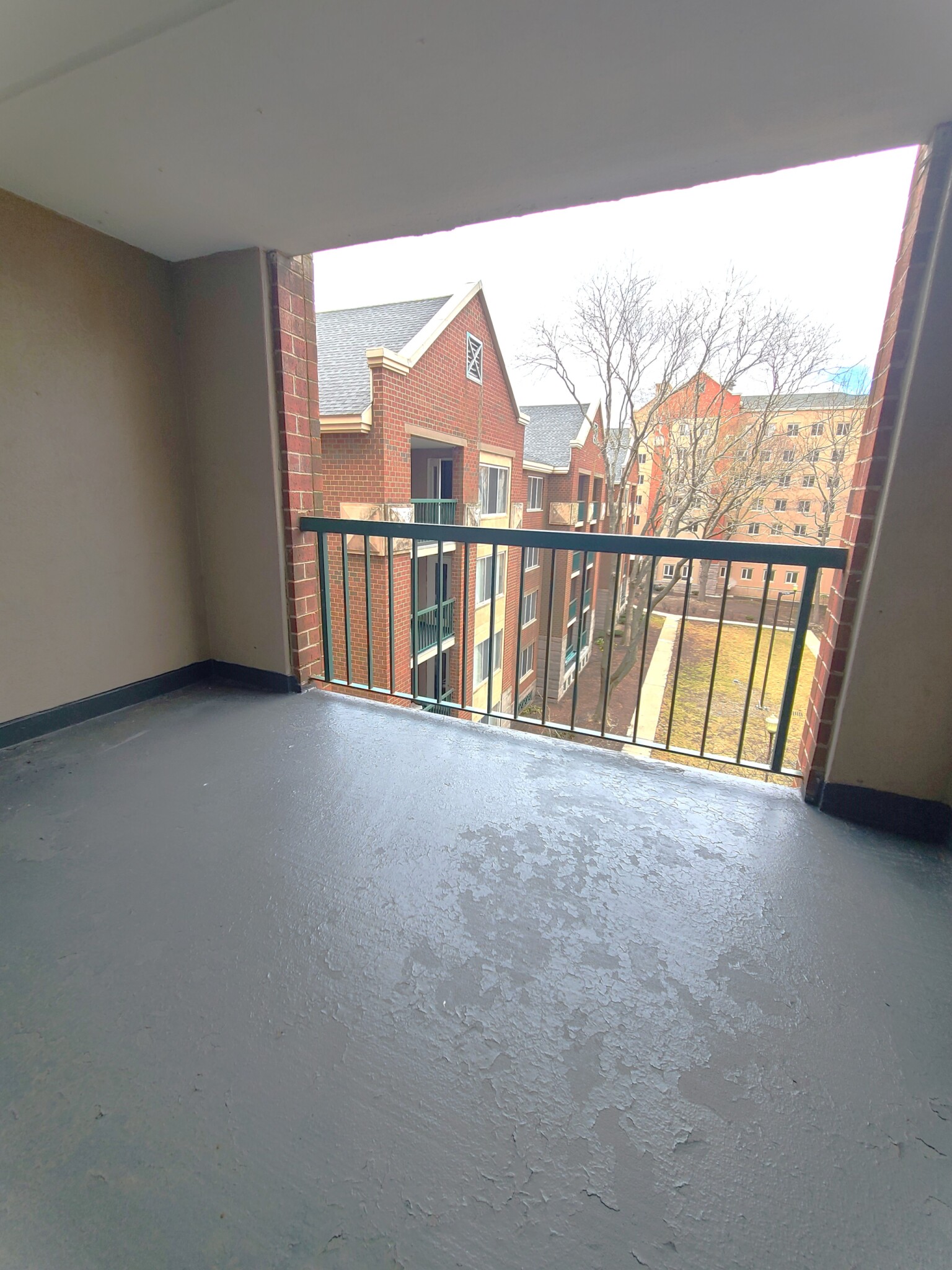 1 South Point Dr, Dorchester