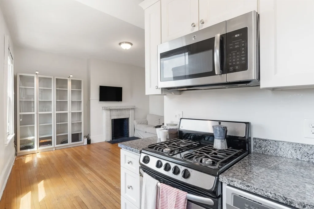 62 W Cedar St, Beacon Hill
