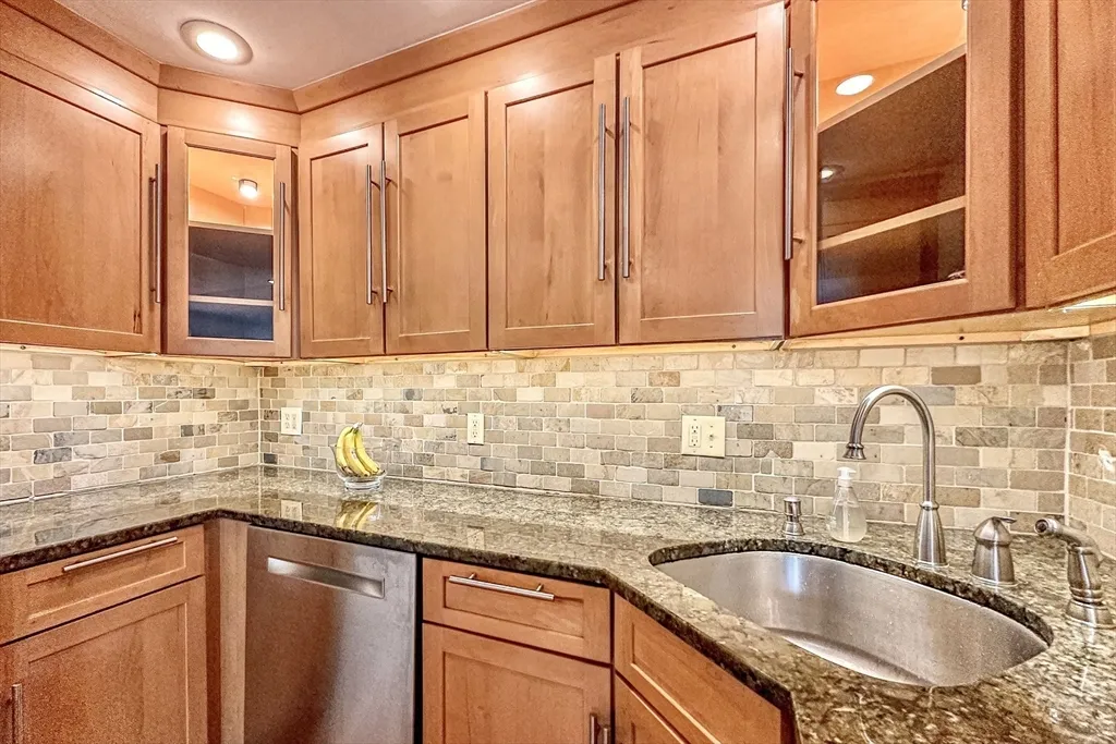 50 Green St, North Brookline