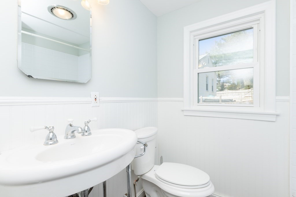 548 Poplar St, Roslindale