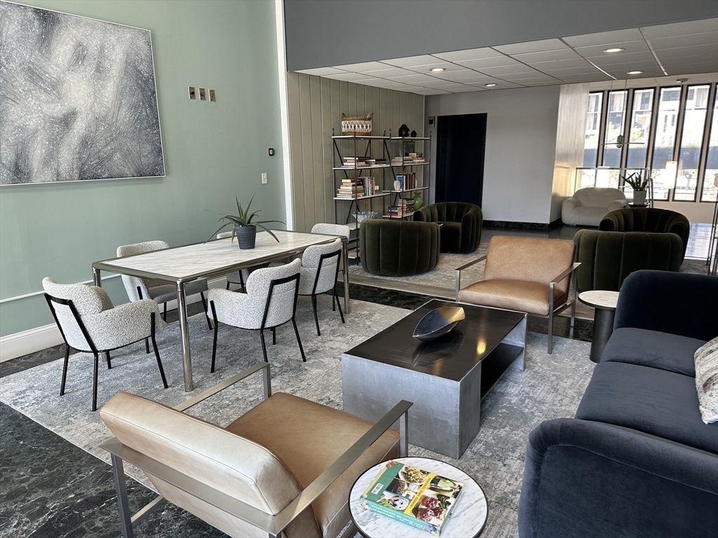 566 Commonwealth Ave, Fenway