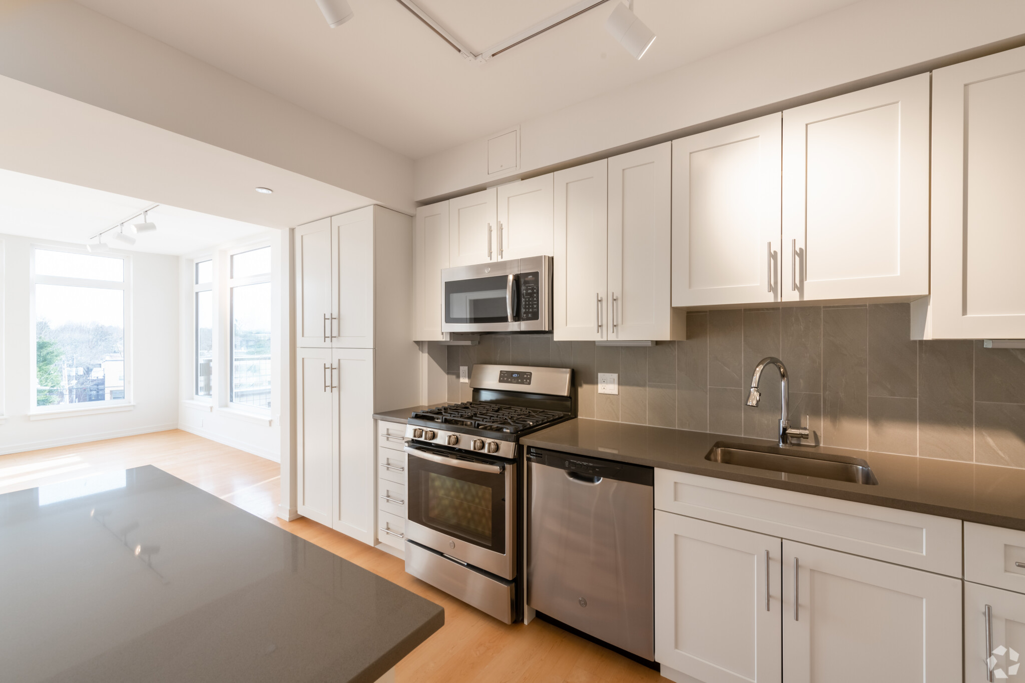 77 New St, Neighborhood Nine