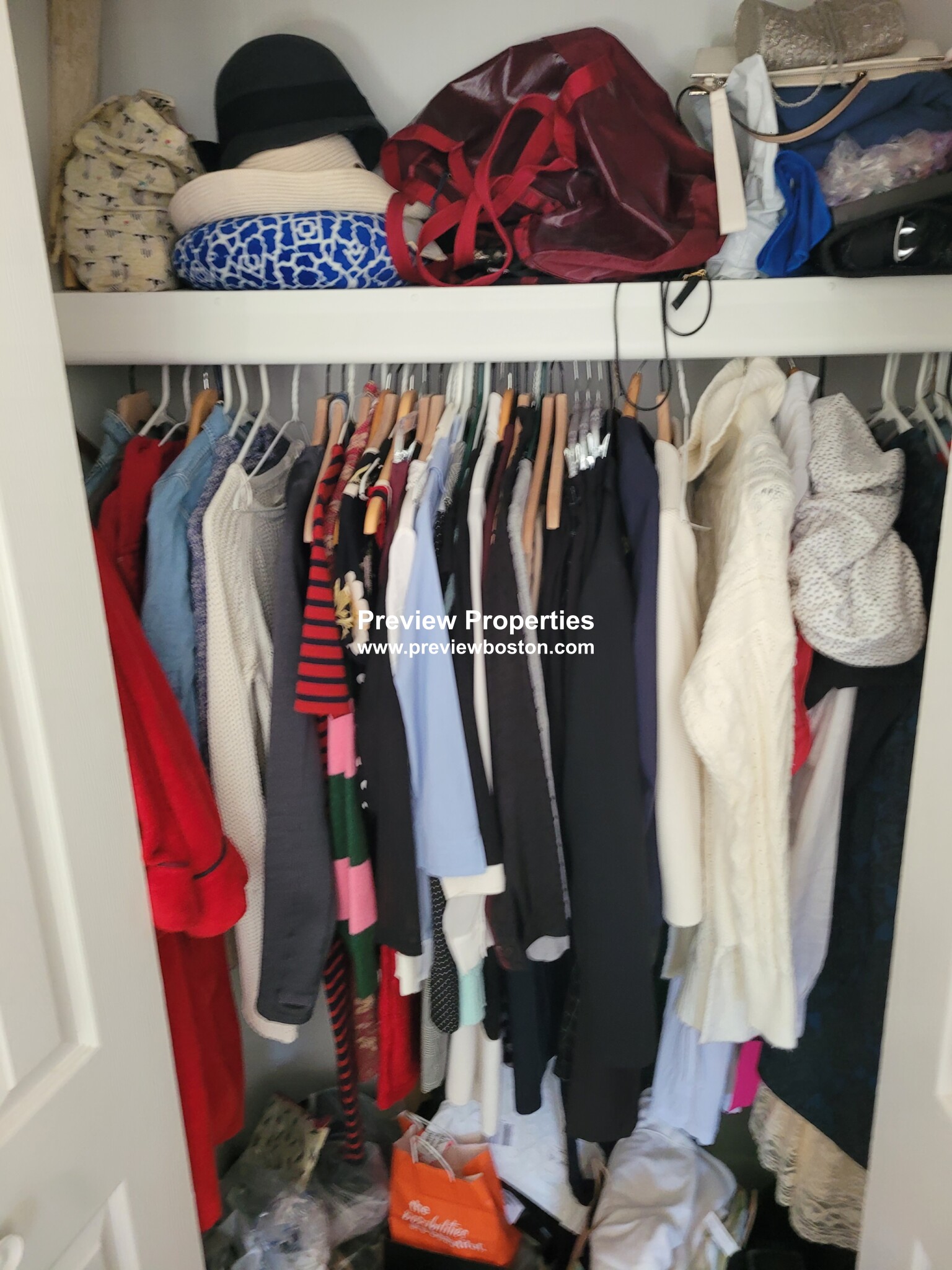 103 Lake Shore Rd, Oak Square