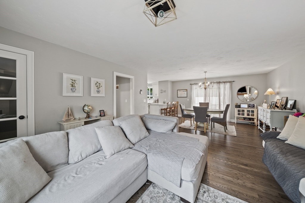 8 Old Field Way, Lakeville