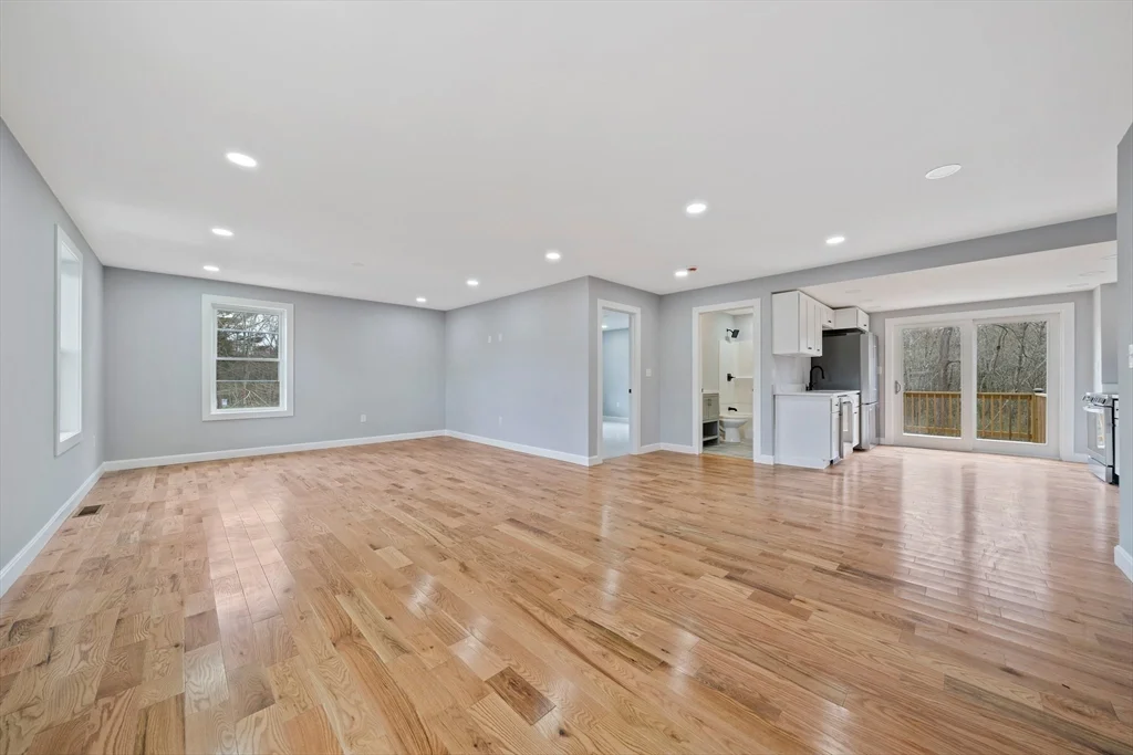 13 Broadway, Raynham Center