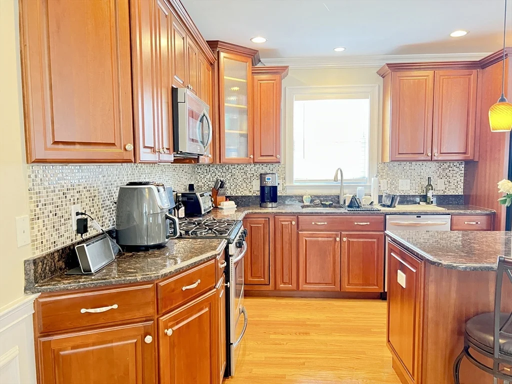 75 Brackett St, Quincy