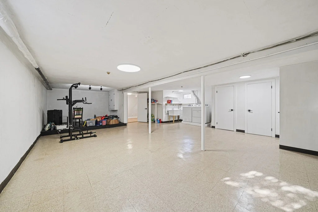 66 Roosevelt Rd, Newton