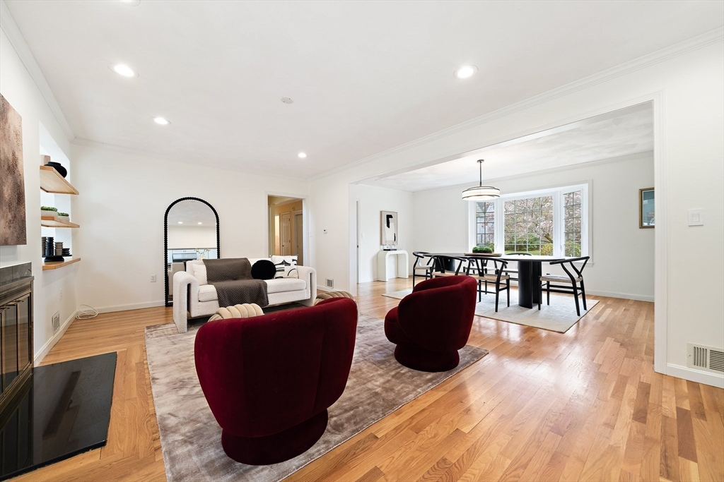 28 Mansfield Rd, Wellesley