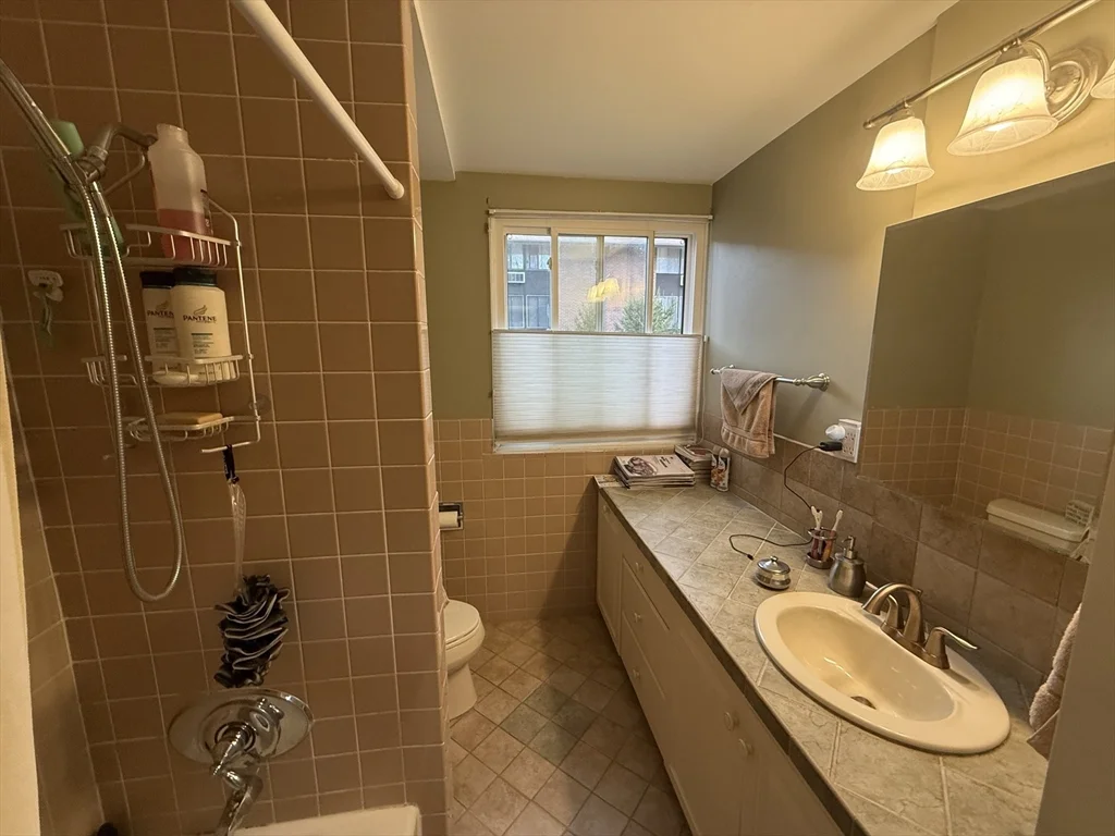 4 Longwood Dr, Andover