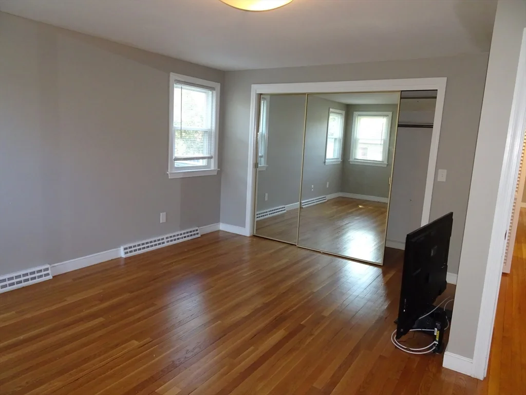 2 Lantern Ln, Burlington