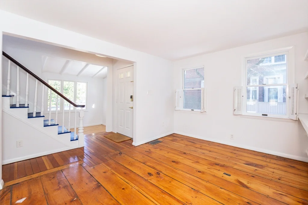 4 Cogswell Pl, North Cambridge