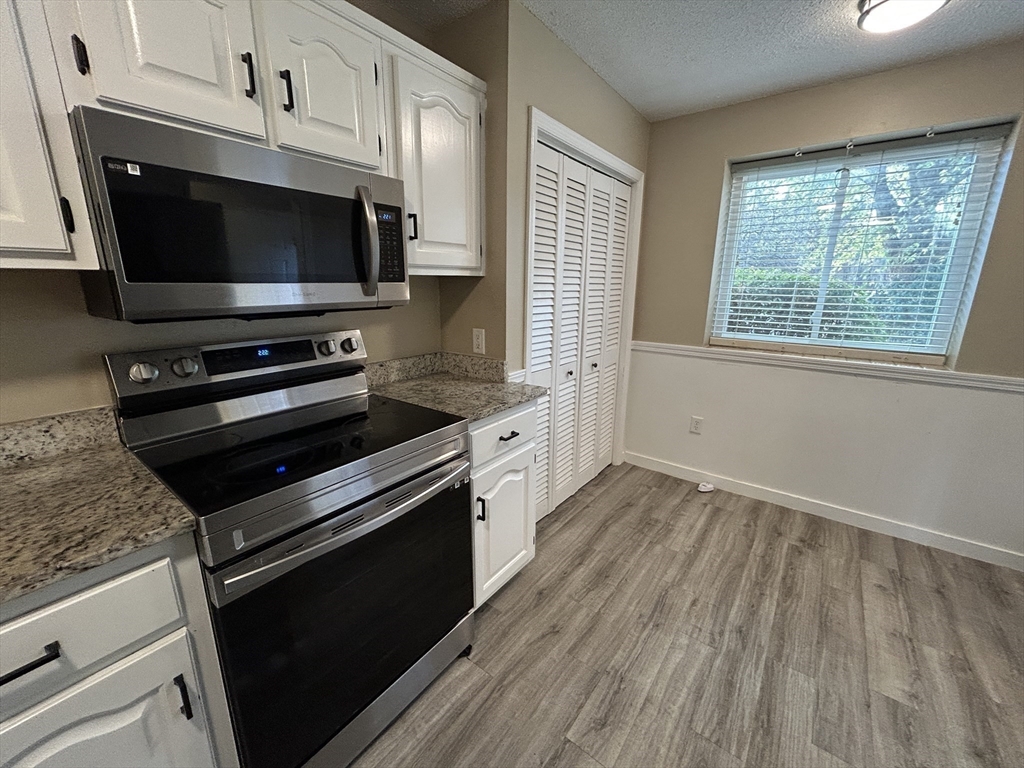 28 Apple Tree Hill Rd, Hopkinton