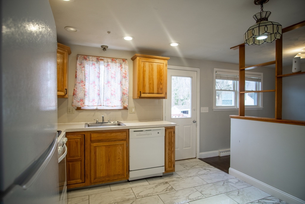 63 Mcgarvey Rd, Stoughton