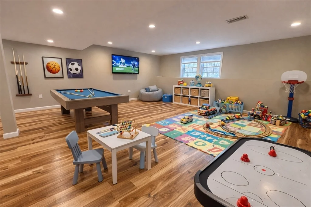 198 Stonehaven Dr, Weymouth