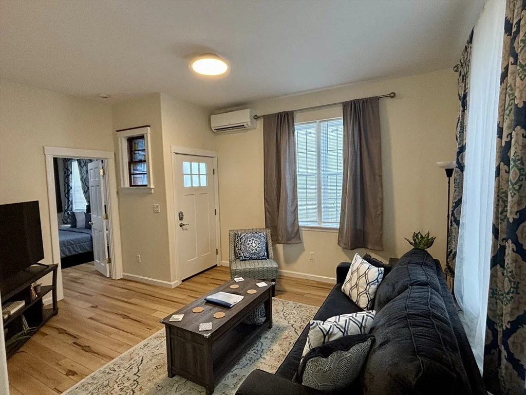 407 Main St, Medford