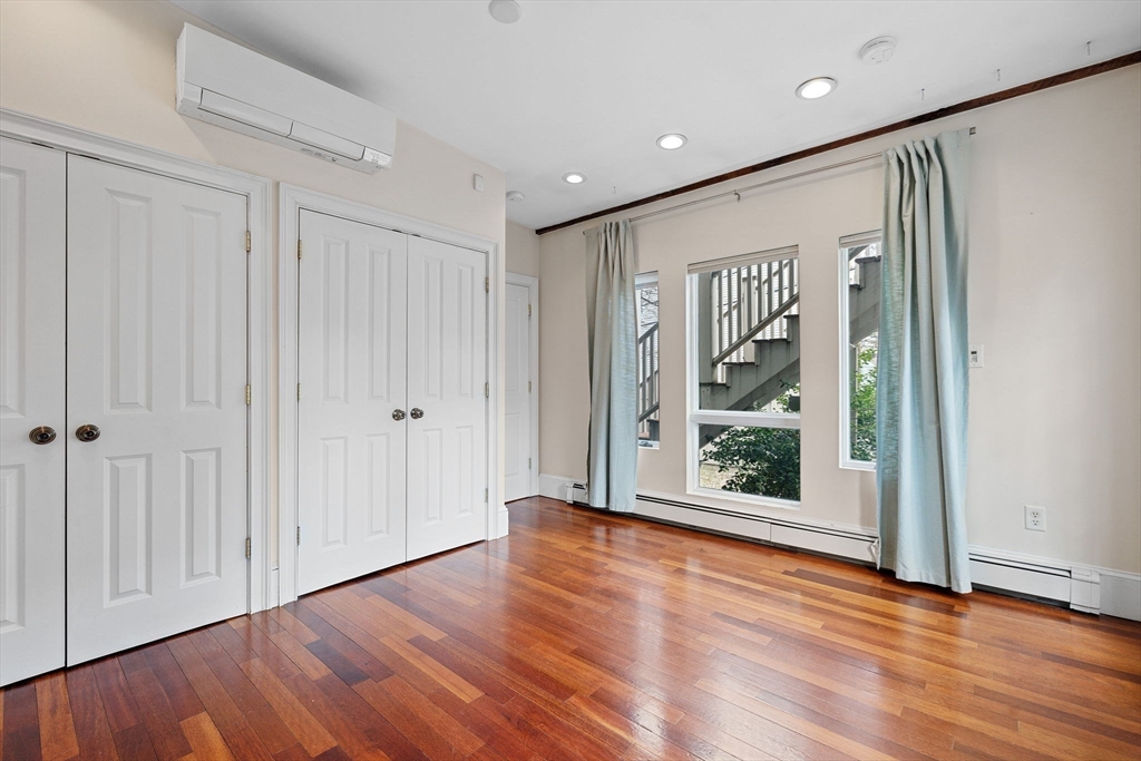 31 Millmont St, Roxbury