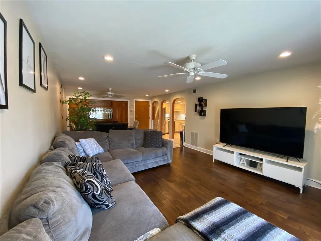 4 Shadowbrook Ln, Milford