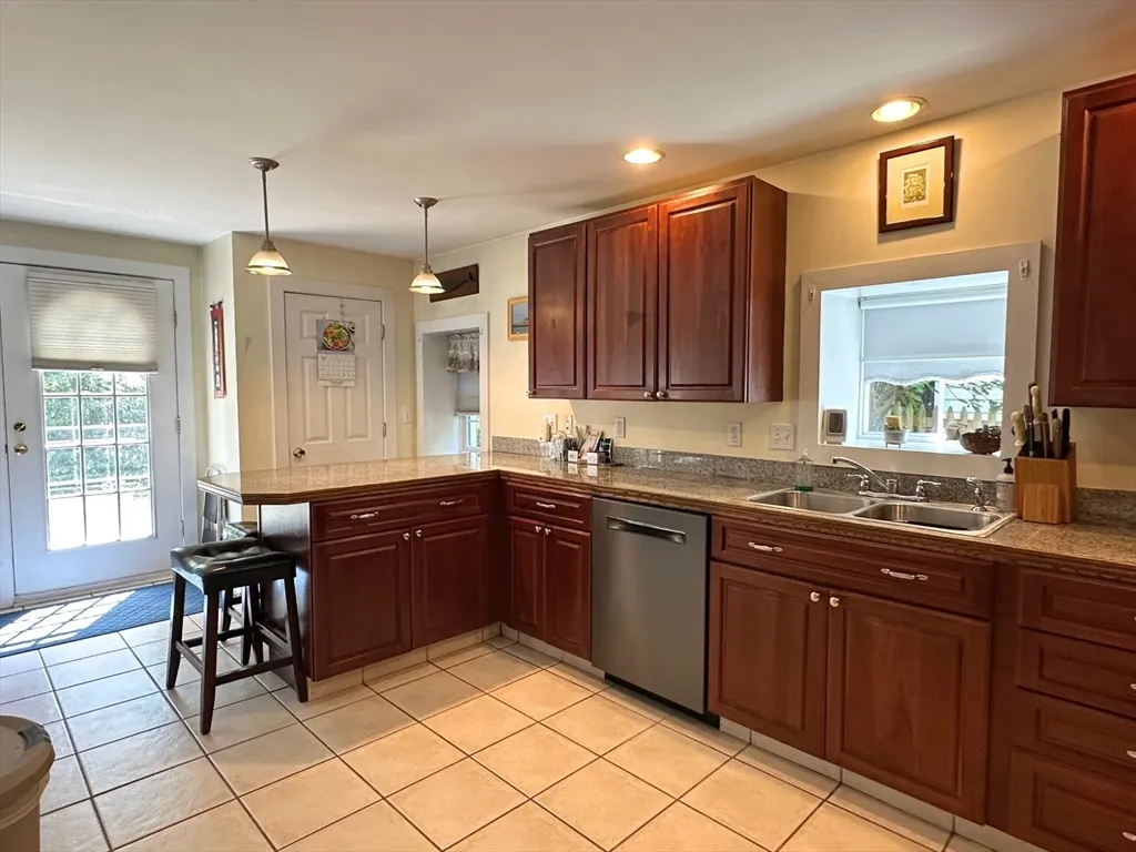 1 Pigeon Hill Ct, Rockport