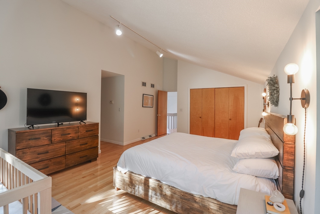 15 Thoreau Dr, Easton