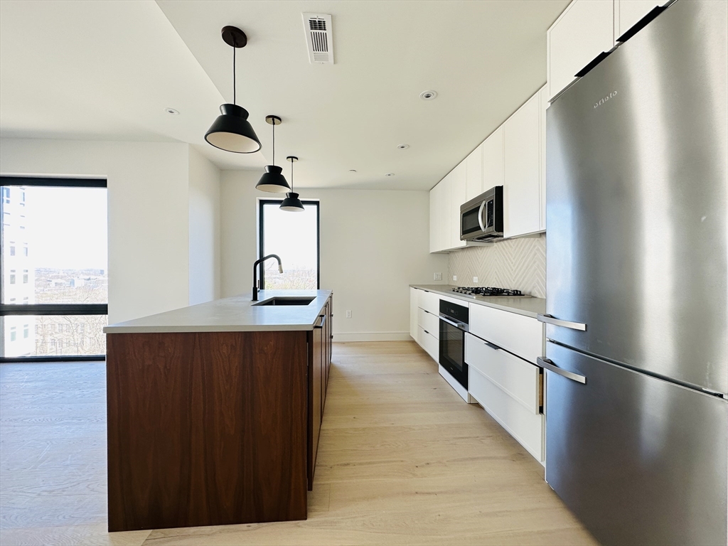 1 Nevins Hill Way, Brighton