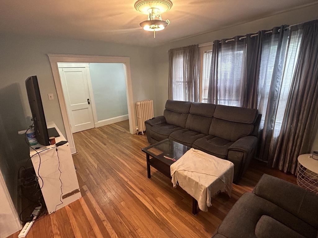 25 Irvington Rd, West Somerville