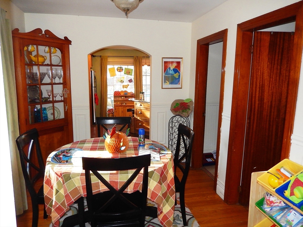 8 Castle Rd, Wayland