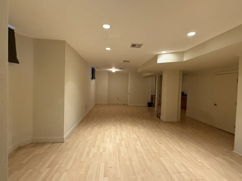 731 Cambridge St, Oak Square