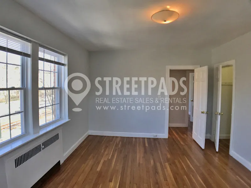 1129 Beacon St, Longwood