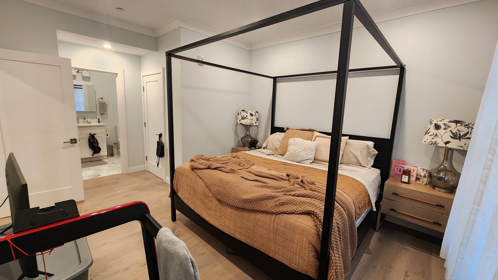 32 Cummins Highway, Roslindale