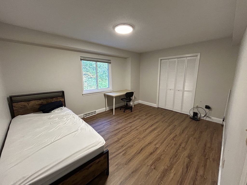 28 Apple Tree Hill Rd, Hopkinton