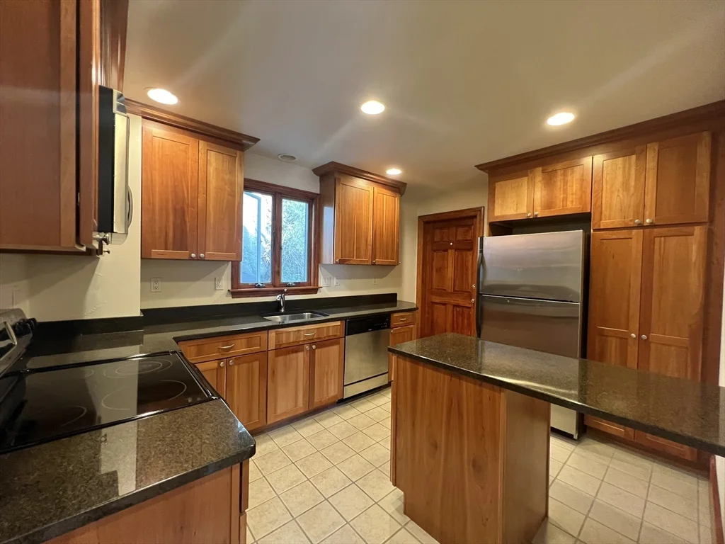 584 Humphrey St, Swampscott