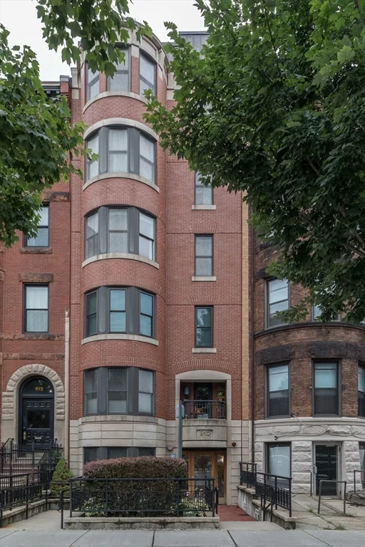 910 Beacon St, Fenway