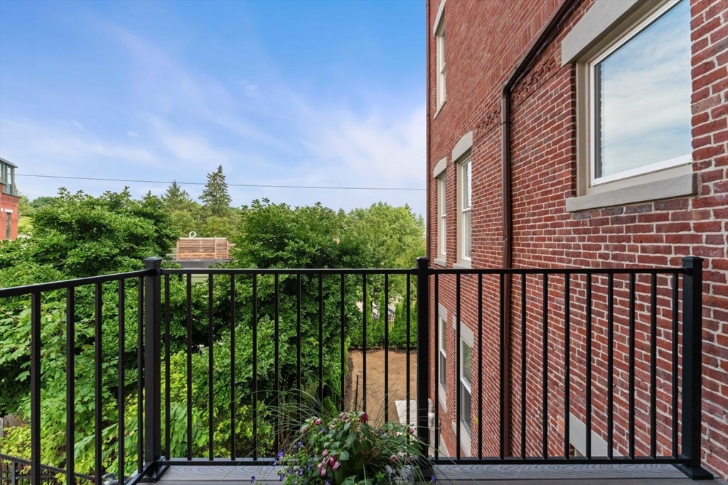 85 Regent St, Roxbury