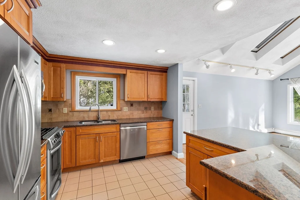 77 Colonial Rd, Sudbury