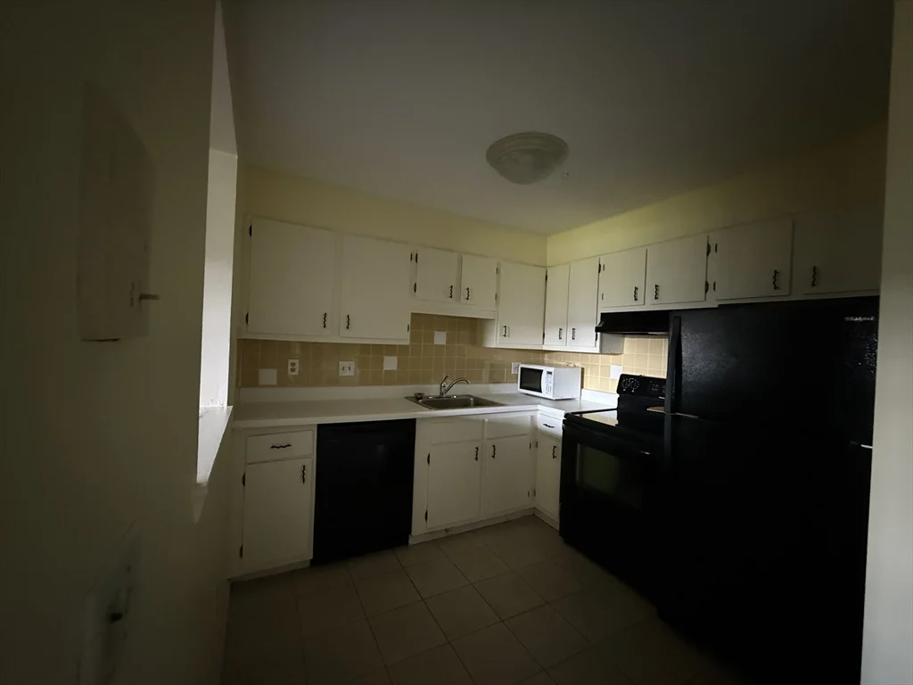 12 Williamsburg Ct, Shrewsbury