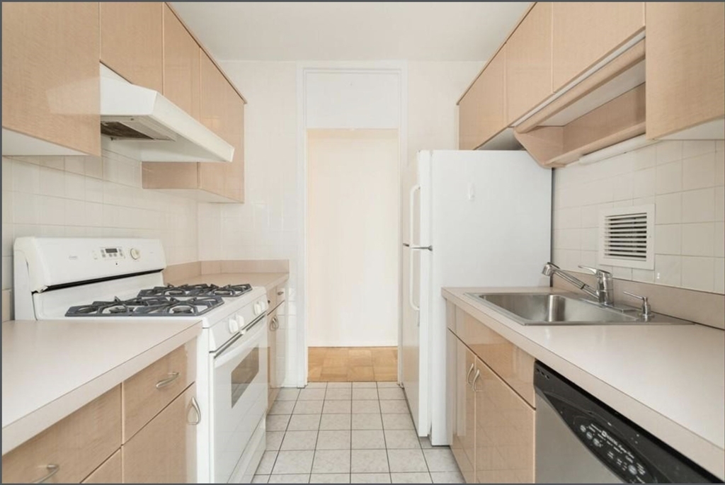 65 E India Row, Waterfront