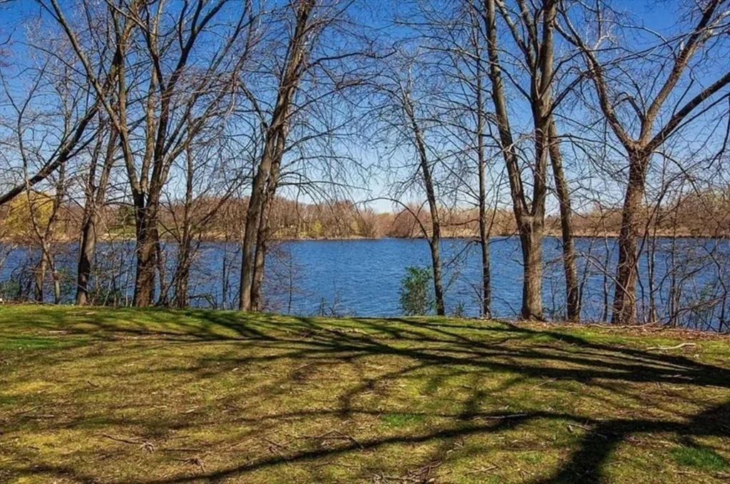 105 Shore Dr, Ten Hills