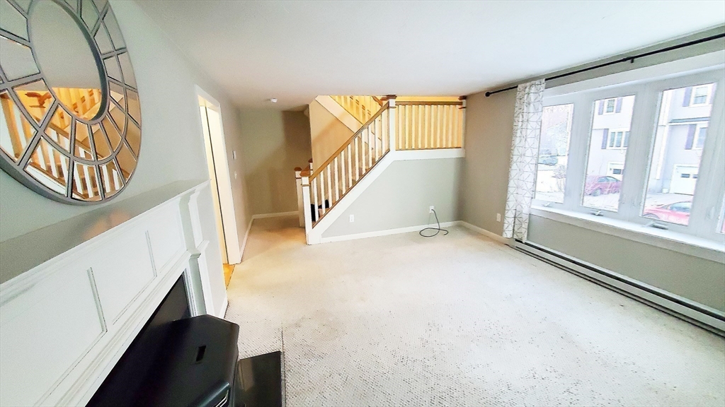 14 Meetinghouse Ln, Millbury