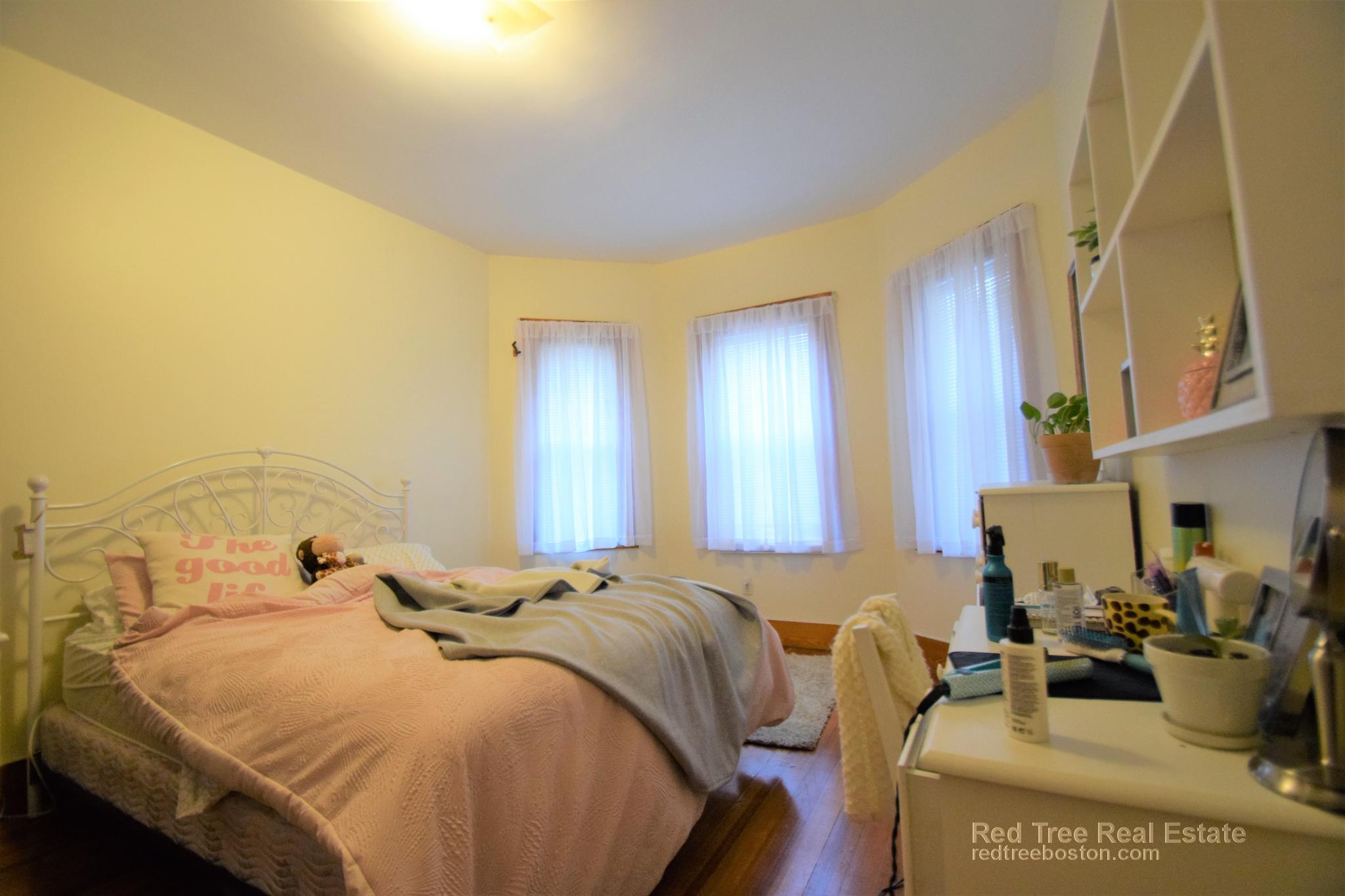 346 Faneuil St, Oak Square