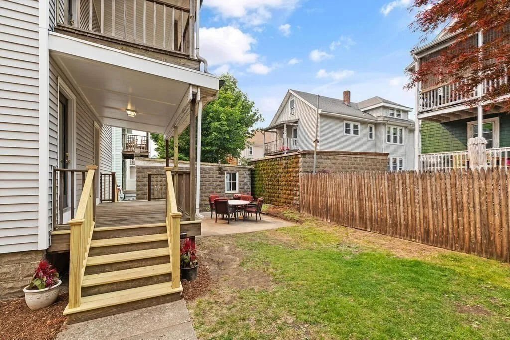 43 Sunset Rd, West Somerville