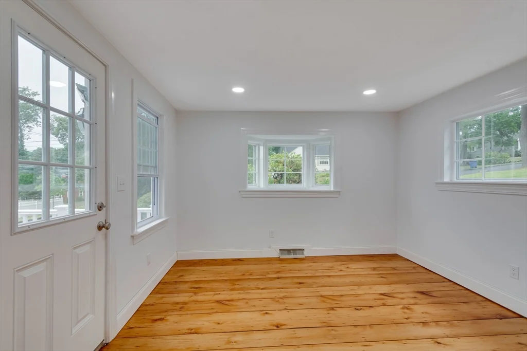 951 Main St, Lynnfield