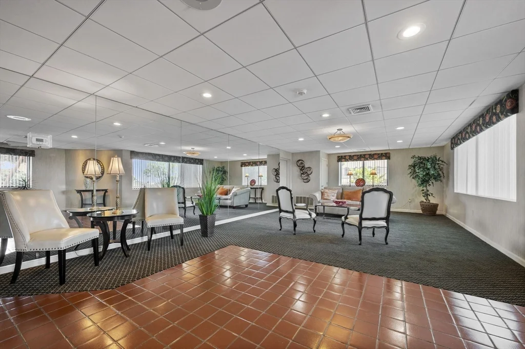 295 Lynn Shore Dr, Diamond District