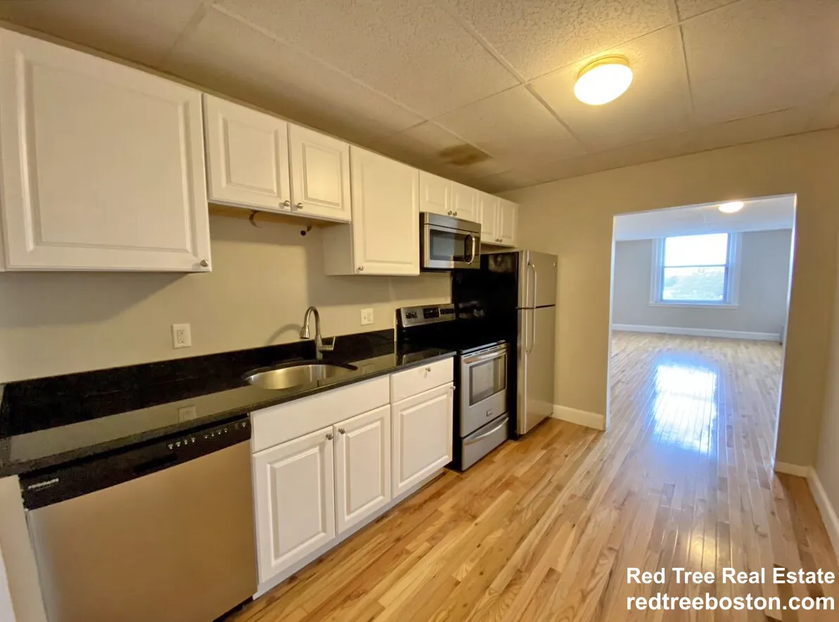 649 Washington St, Oak Square