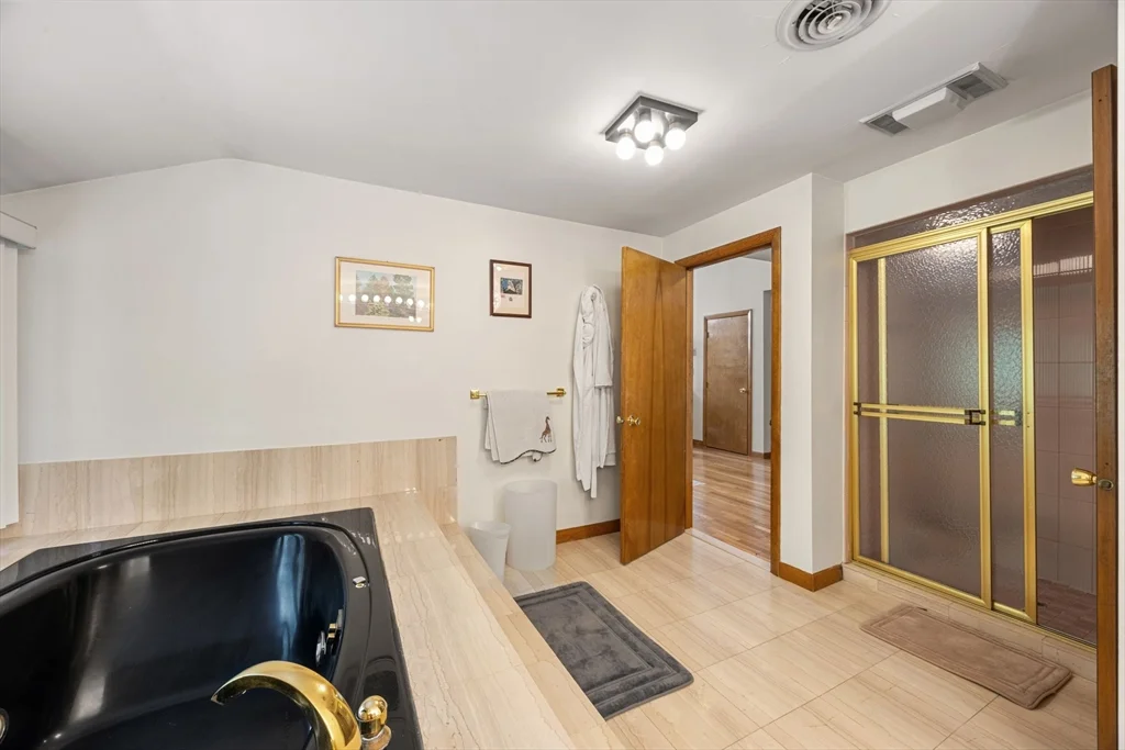 4 Crestview Ln, Milton