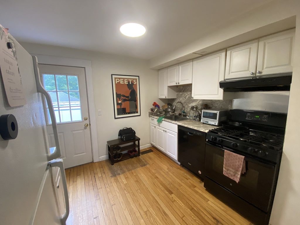 16 Stonecleve Rd, Wellesley