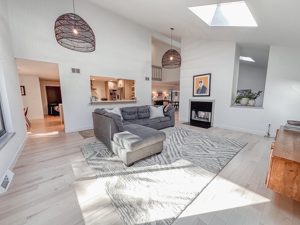 15 Thoreau Dr, Easton