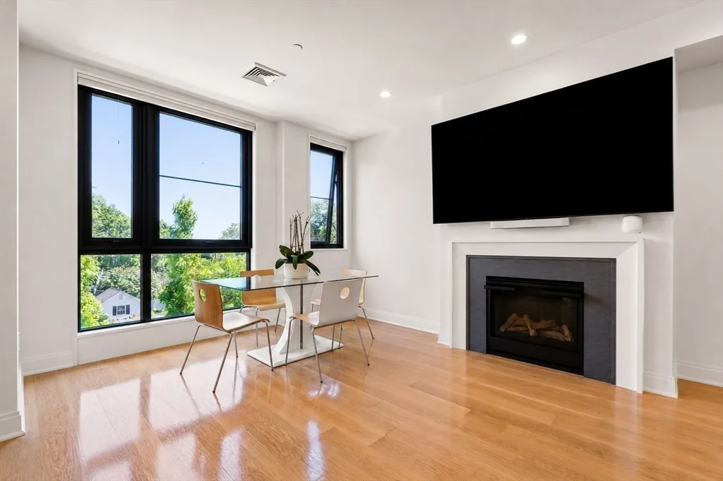 100 Linden St, Wellesley